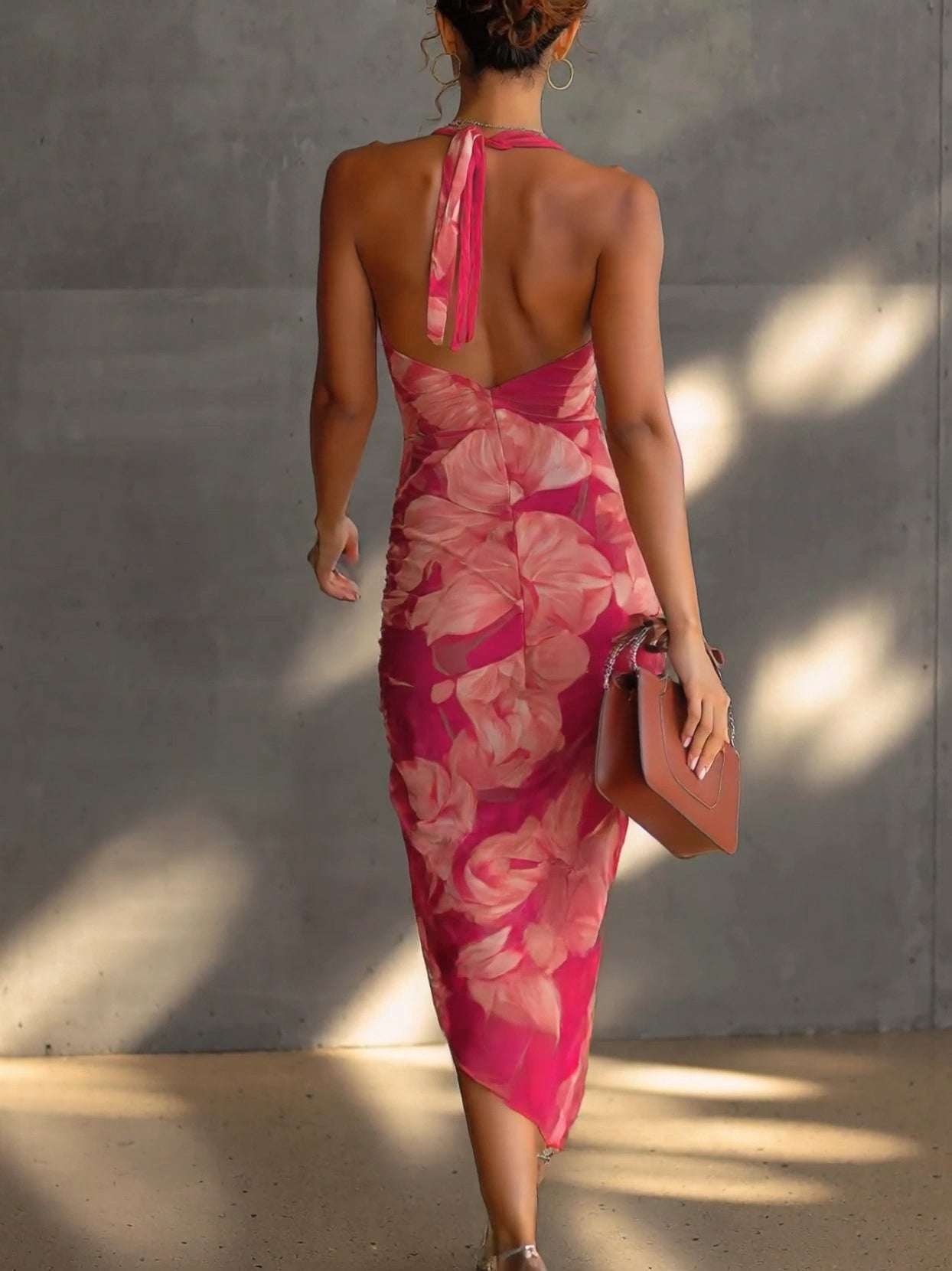 Paulina™ | Vestido entallado fucsia floral con drapeado y abertura lateral