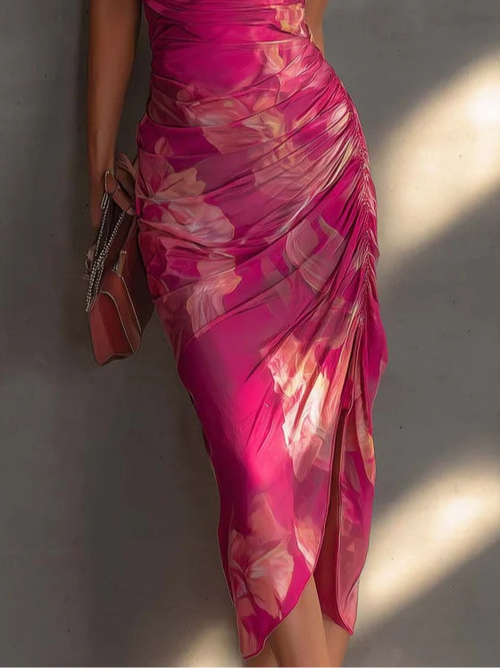 Paulina™ | Vestido entallado fucsia floral con drapeado y abertura lateral